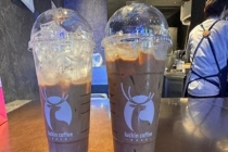 瑞幸超大杯拿铁去冰后仅半杯 消费者质疑缩水问题