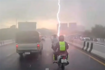 泰国一骑手雨中送快递遭雷击 头盔致胸部烧伤护身符当场开裂
