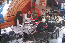 天降老鼠掉身上食客失声尖叫 店员：已带顾客就医