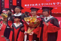 一个等了20年的约定终于实现了！博士丈夫20年后陪博士妻子毕业