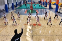 咸马现场啦啦队和市民为选手加油 城市嘉年华助力马拉松