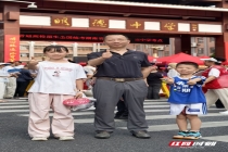 11岁哥哥带弟弟感受考场氛围 为考生加油鼓劲
