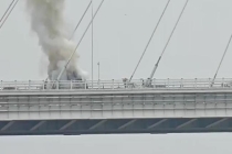 武汉二七长江大桥一面包车起火 大火被及时扑灭