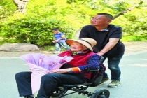 53岁儿子推90岁母亲登大蜀山 孝心感动路人