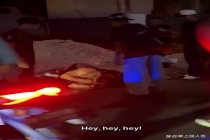 外国游客在巴厘岛骚扰女子被男子锁喉 跨文化尊重引热议