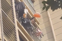 上下楼邻居因晾晒衣服起纠纷 楼上楼下互泼上演“水战”