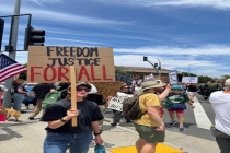 全美3000多城市举行大规模抗议活动 “不要国王”示威蔓延