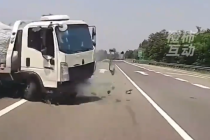 公路对向突然冲来货车 司机紧急避让