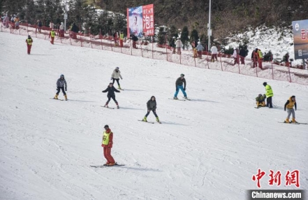 
                    南方小城江西铜鼓迎来“冰雪热” 吸引游客体验冰雪运动
               