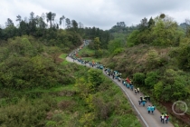 重庆一中学师生徒步17.8公里祭英烈 传承红色精神