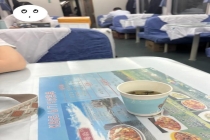 女子花钱在餐车休息, 餐车师傅劝离未消费乘客无果, 无奈将钱退还 事件引发网友热议