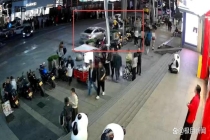 警方通报车辆失控撞向行人致3伤 疑似突发疾病引发