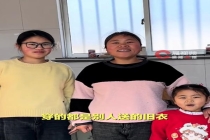 母亲带女儿买鞋 犹豫半小时咬牙买下 朴素母爱感动网友