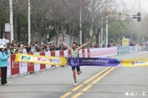 房博获武汉马拉松半马男子冠军 英雄之城见证速度