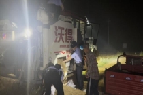 湖北一派出所所长凌晨带人徒手扒小麦 警民合力抢收保丰收