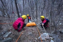 女子爬野山失足 消防紧急救援 无经验登山者遇险
