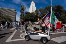 约千人“包围”洛杉矶政府机构大楼，两人被捕 抗议者与警方冲突升级