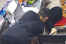 2男子凌晨超市行窃偷走一包钱 女子：偷钱时没发现有一点害怕