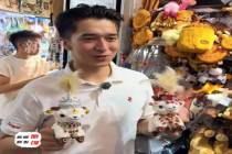 新疆小羊玩偶火出圈！新疆小羊哥每天两眼一睁就是做小羊