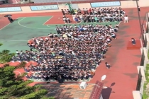 学校升旗女老师台下给校长打伞？学校：造谣！学校已报警将追究造谣者责任！