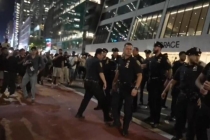 马刺主场全是穿尼克斯球衣的球迷 冲突频发