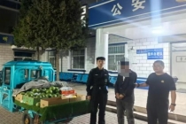 摊贩违法被拘 民警帮忙卖光水果 暖心团购助解困