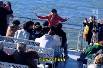 中国阿姨带领多名外国游客齐声高喊三遍“I love China”