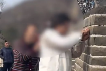 女子用剪刀八达岭长城上刻字 景区派出所介入处置