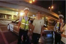 男子醉驾被查抛出灵魂拷问 二两白酒也叫多？