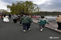 男孩西湖边“逮”老外练口语 街头实战收获跨国友谊