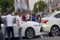 司机等红灯昏迷 众人合力砸窗救人 紧急救援展现人间大爱