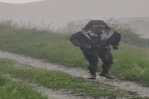 越野赛遭遇冰雹有选手在树林中躲避 赛事预告曾提示有雨