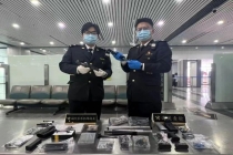 男子藏枪支零件入境被查获 海关严查缴获多件违禁品