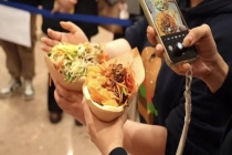 5块钱用馍夹出八菜一汤 太会玩了 西安人的快乐密码