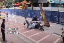 巨型钻头从天而降 2人反应神速避让