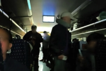动车砸窗之争背后是铁路应急短板！动车被困隧道4小时多名乘客送医，问题关键不在于该不该“砸窗”
