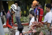 菲律宾地震已造成15人死亡，海啸最高1.4米！亲历者：想躲桌子下却被晃了出来 37栋建筑严重受损