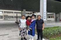 29岁女硕士带娃读研三年顺利毕业 家人支持成就梦想