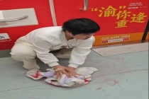 地铁呕血女孩患罕见病8年花费超百万 善举感动全网