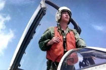 家乡人从未忘记“海空卫士”王伟 鲜花与敬意缅怀英雄