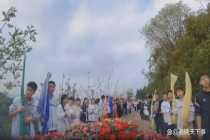 当婚车遇到春游的学生们 百子送福