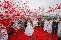 上海举行百对新人集体婚礼 城市地标见证幸福时刻