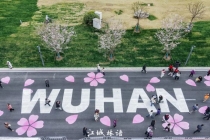 武汉欢乐谷簪花团队为汉马选手加油 春花盛宴助力奔跑