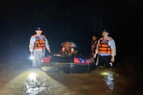 救援现场民警挨家搜寻转移群众 洪水中的生命守护者
