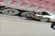 村小撤并后有学生上学搭超载黑校车 山区孩子上学路安全堪忧