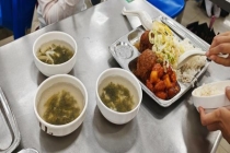 张凌赫因为帅被同学偷拍 颜值资本的双刃剑