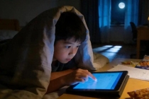 小孩趁家长熟睡玩平板 深夜偷玩引关注