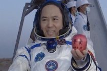 航天员张陆从太空带回一个苹果 祝福科技工作者平安顺遂