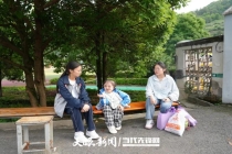 高考考场外的一幕幕“太暖了” 三年同窗情深