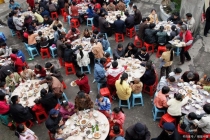 村民办白事酒席老外当成饭店 善意化解尴尬